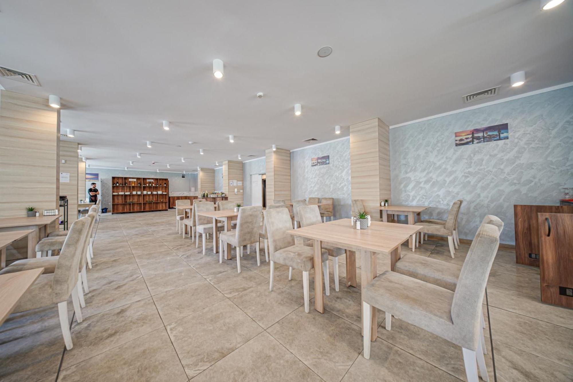 Cinema Hotel Primorsko Exterior photo